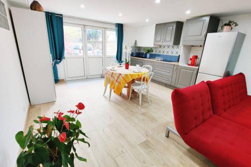 Poissy Apartment | Cozy F2 Parking & Wi-Fi with Netflix for Family Getaways