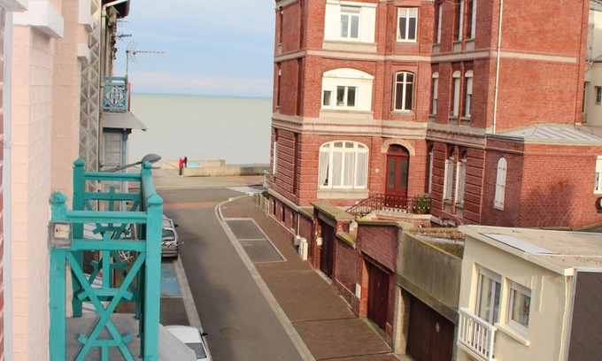 Mers-les-Bains Apartment | Cozy F2 with Sea View, Steps from the Beach in Mers les Bains