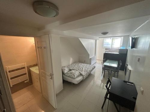 Bry-sur-Marne Apartment | Cozy F2 Apartment Near Paris & EuroDisney with Great Amenities
