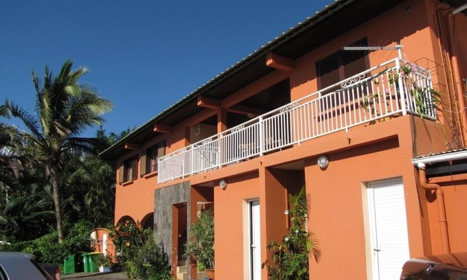 Petite-Ile House | Central F3 Apartment with Ocean View and Pool Access