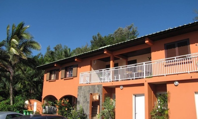 Petite-Ile House | Prime F3 Apartment with Ocean View in Petite Ile