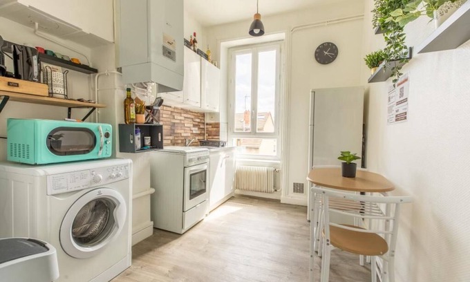 La Gare Apartment | Top-Rated F3 Av République with Garage & Breakfast Included