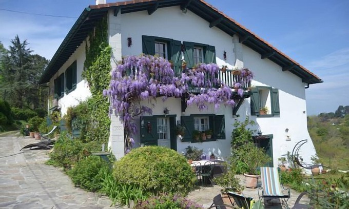 Behobie Cottage | Experience the F3 ds Seventeenth Century Basque Farmhouse