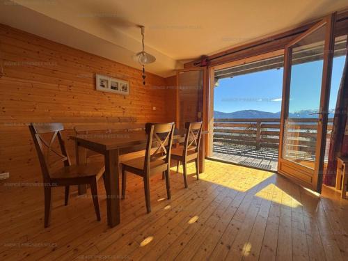 Les Angles Apartment | Charming Chalet F4 with Lake View & Family-Friendly Amenities