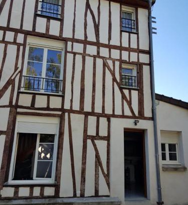 Chalons-en-Champagne Apartment | Serene F4 Apartment Near Central Chalons en Champagne