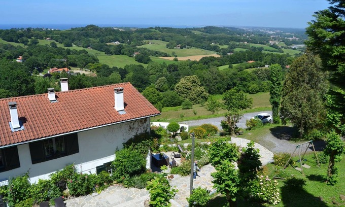 Behobie Cottage | Oceanview Retreat for 6 with Spa & Breakfast Included
