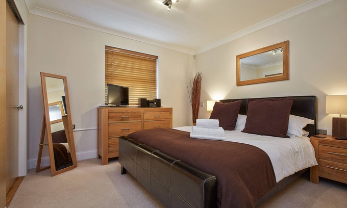 Greenham Apartment | Modern 2 Bed, 2 Bath Apartment with Spa & Parking in Newbury