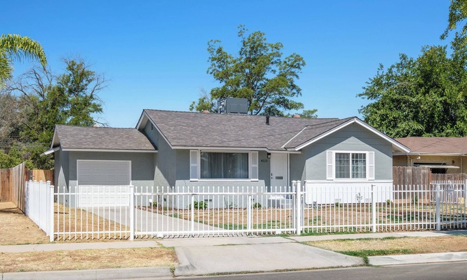 Fresno House | Fab 2B/2Bth, All New & Easy Access to US99