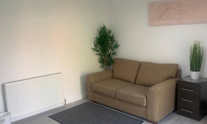 Heath House | Modern 5 Bedroom Home with Office Space in Greater London