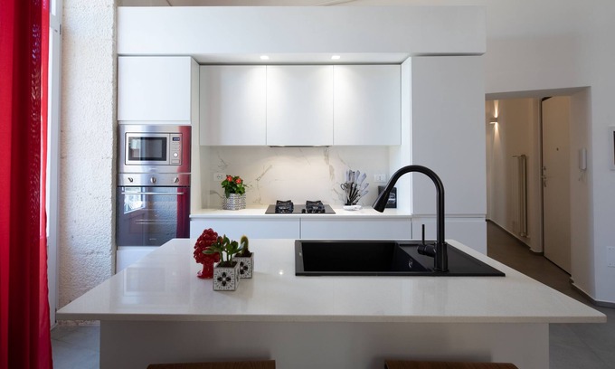 Santa Lucia House | Oceanfront Fab Apartment with Spa and Kitchen Amenities