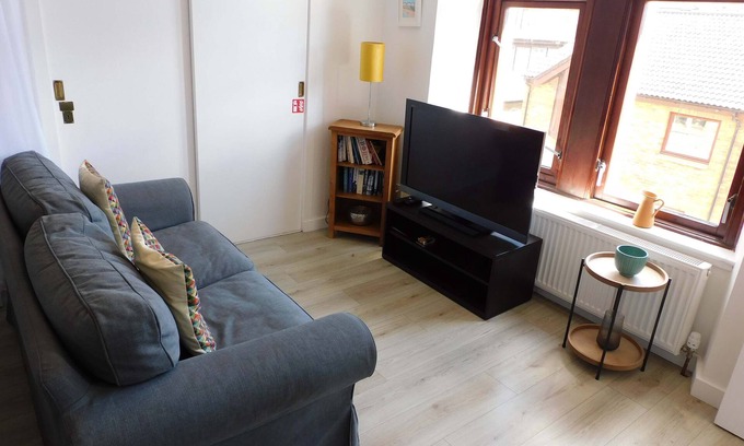 Shawlands Apartment | Modern Studio Apt in Southside Near Cafes and Bars