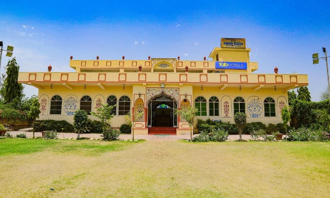Amer Bed & Breakfast | Relax at FabEscape Anand Mahal with Pool & Breakfast