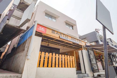 Vadapalani Hotel | Budget-Friendly Stay at FabExpress Earth Vadapalani