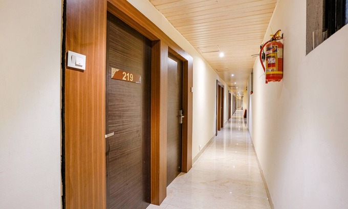 Dharavi Hotel | Budget-Friendly Fabexpress Embassy Suites with Breakfast