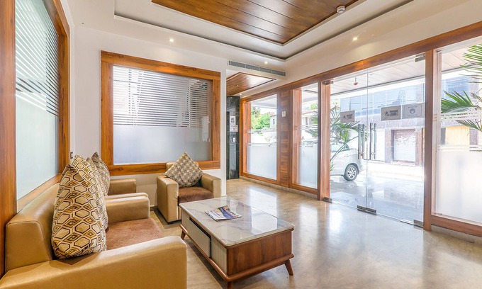 Indira Nagar Hotel | Budget-Friendly Fabexpress Global Inn with Breakfast Included