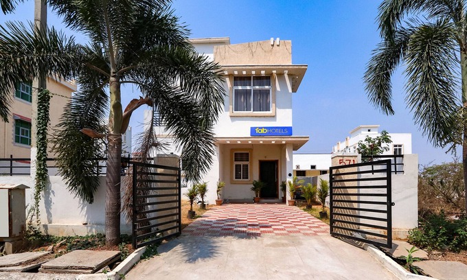 Medchal Hotel | Explore Fabexpress Kp Suites Villas: Family-Friendly Retreat