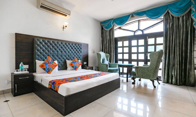 Kalkaji Hotel | Budget-Friendly Fabexpress Llyod House with Breakfast Included