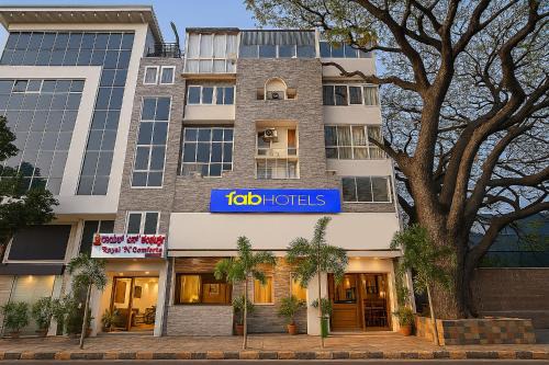 Domlur Hotel | Discover Royal N Comforts: Family-Friendly with Dining Options