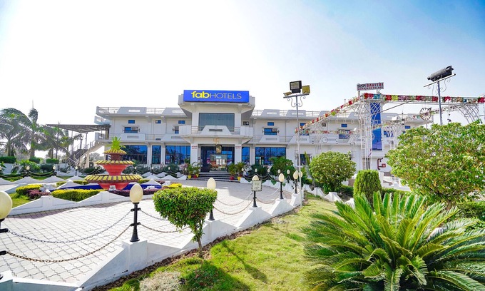Faizabad Hotel | Family-Friendly FabExpress Savitri Resort with Breakfast