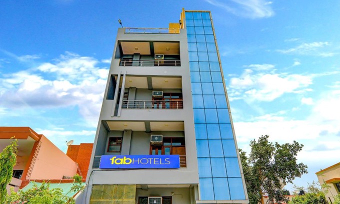 Kanpur Hotel | Budget-Friendly FabExpress SS: Family-Ready with Breakfast