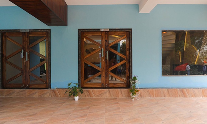 Lucknow Hotel | Budget-Friendly FabHotel Blueark with Family Amenities