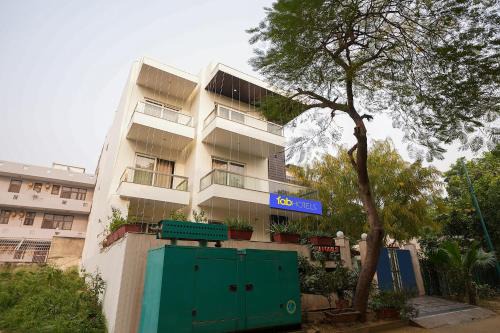 Gurugram Hotel | Family-Friendly Retreat at Daffodils Inn with Kitchen Access