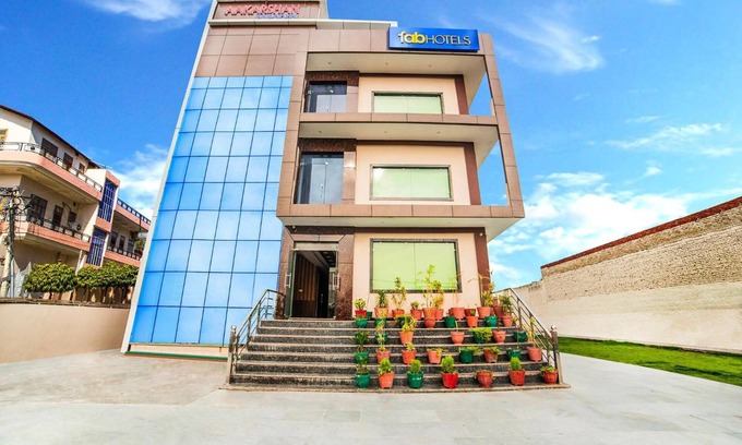 Mathura Hotel | Serene Glorify Stay: Family-Friendly with Delicious Dining