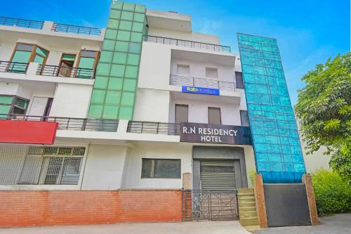 Kaushambi Hotel | Discover OYO Flagship Hotel RN Residency: 4-Star Family Haven