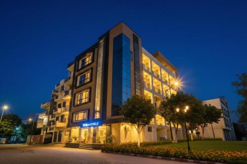 Sahibabad Hotel | Discover FabHotel The Diamond: Family-Friendly Comfort
