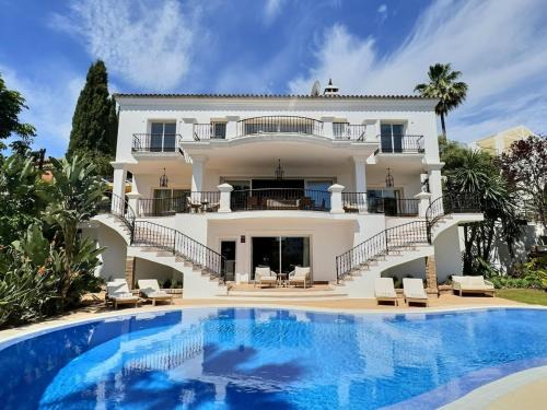 Benahavis Villa | Spacious 8-Bedroom Villa with Ocean Views in Marbella