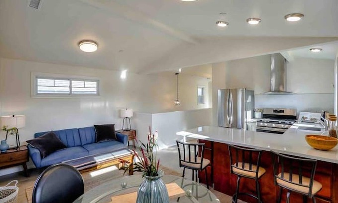 Dimond House | Convenient 3-Bedroom Home with Kitchen, Close to San Francisco