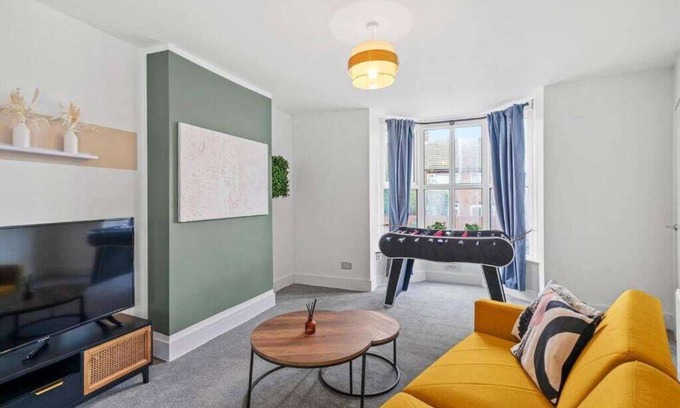 Mansfield Apartment | Stylish House in Nottingham with Family-Friendly Amenities