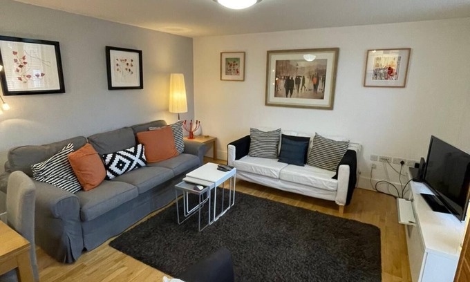 Greenwich West Apartment | Prime Apartment near Cutty Sark with Pool & Family-Friendly Amenities