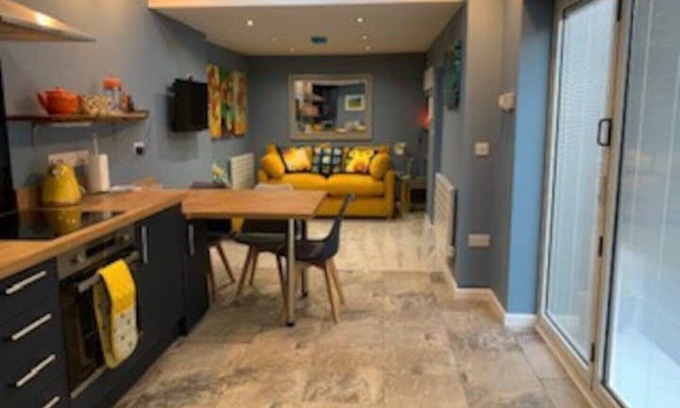 Llanybri Apartment | Cozy Oceanfront Apartment for Two in Llansteffan