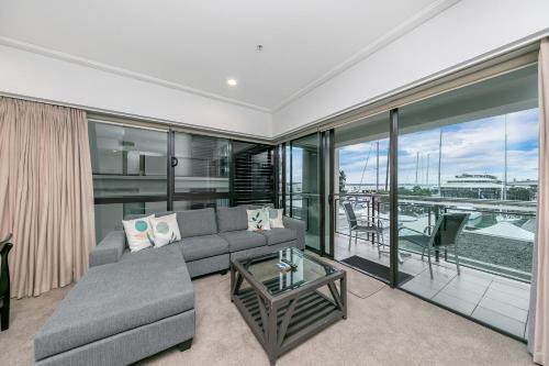 Auckland Central Business District Apartment | Inviting Corner Apartment with Stunning Harbour Views