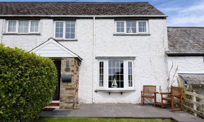 Looe House | Beachside Cottage with Ocean Views & Pet-Friendly Amenities