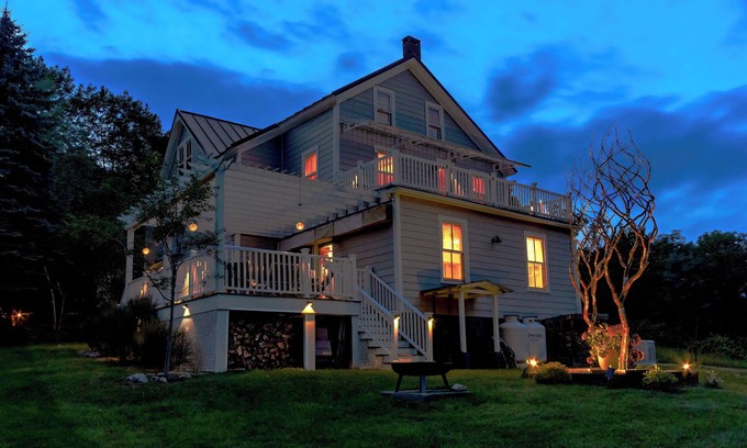 Cragsmoor House | Cozy Hudson Valley Farmhouse with Ocean Views & Pet-Friendly