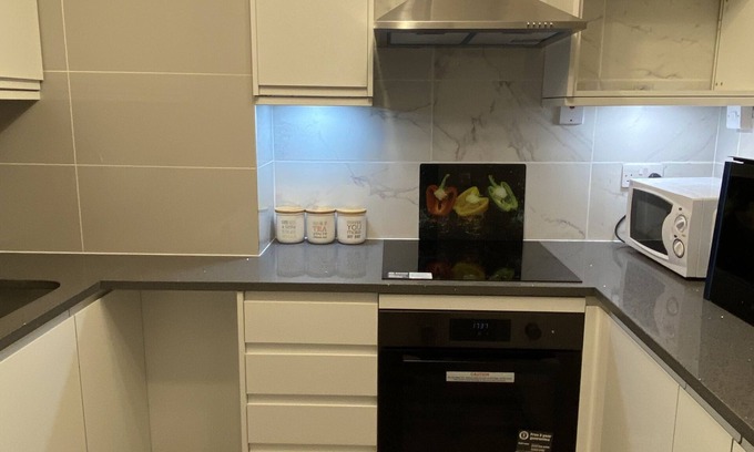 Crawley Apartment | Refurbished Crawley Apartment with Spa Near Gatwick Airport
