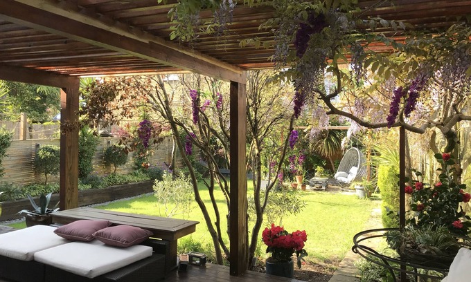 Putney Apartment | Chic En-Suite Room with Garden in Trendy London Area