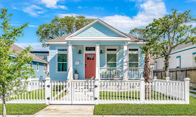 Galveston House | Family-Friendly Retreat with Private Yard Near the Beach