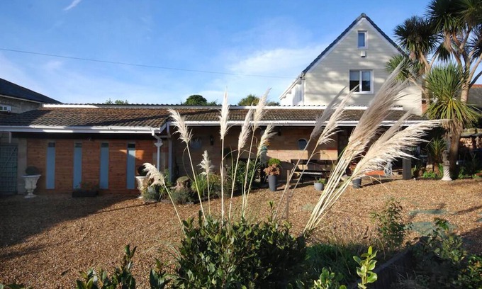 Shanklin Apartment | Idyllic Garden Apartment Steps from the Beach - Guest Rated 9.8