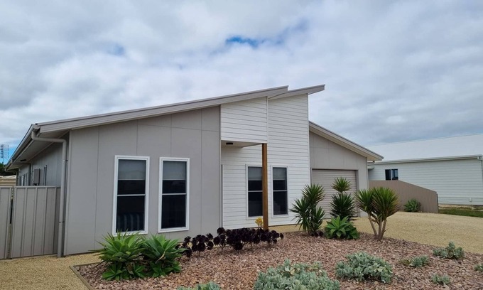Waterhouse House | Ideal Home with Ocean View near Long Beach - 10/10 Rated