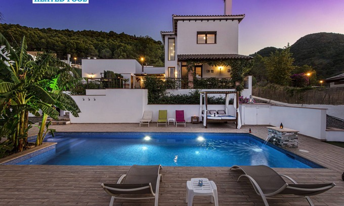 Pinos de Alhaurin Villa | Impressive Villa with Ocean Views, Heated Pool & Spa