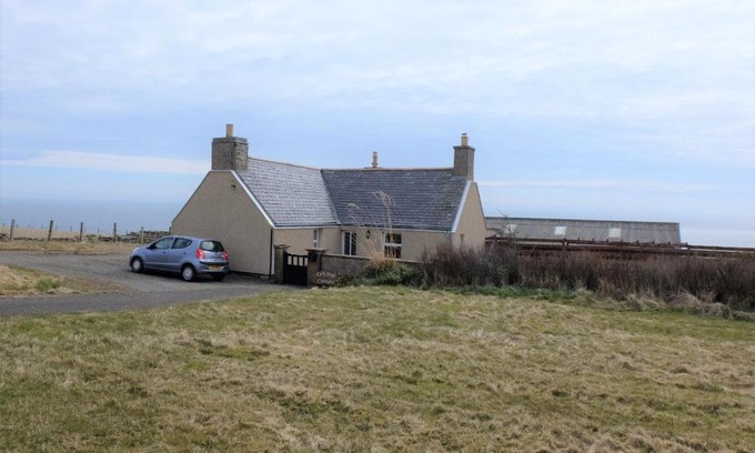 Keiss Bed & Breakfast | Ideal Sea and Castle View Location - Pet Friendly Getaway