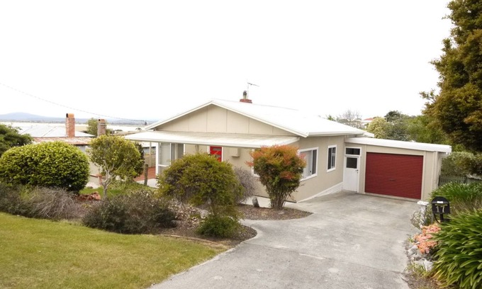 Bridport House | Stunning Ocean Views with Golf and Beach Access Nearby