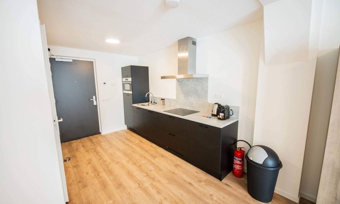 Kop van Zuid Apartment | Accessible Serviced Studio with Kitchen Amenities - PRH14F