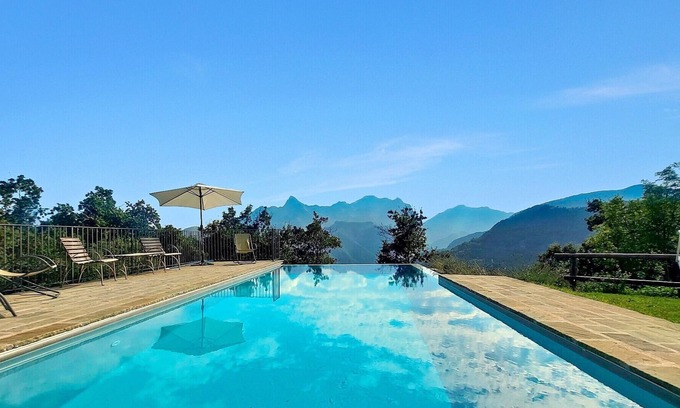 Castelnuovo di Garfagnana Cottage | Romantic Cottage with Private Infinity Pool, Rated 9.8/10