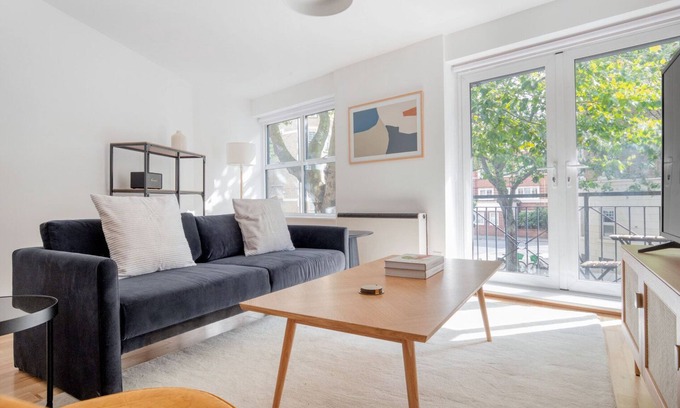 Riverside Apartment | Elegant Tower Bridge 2BR with Balcony Near Tube Station