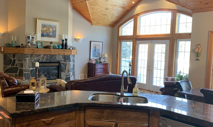 Bracebridge Cottage | Unforgettable Waterfront Escape in Muskoka with Spa & Hot Tub