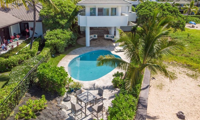 Kailua-Kona House | Exquisite Waterfront Home Steps from Keiki Beach